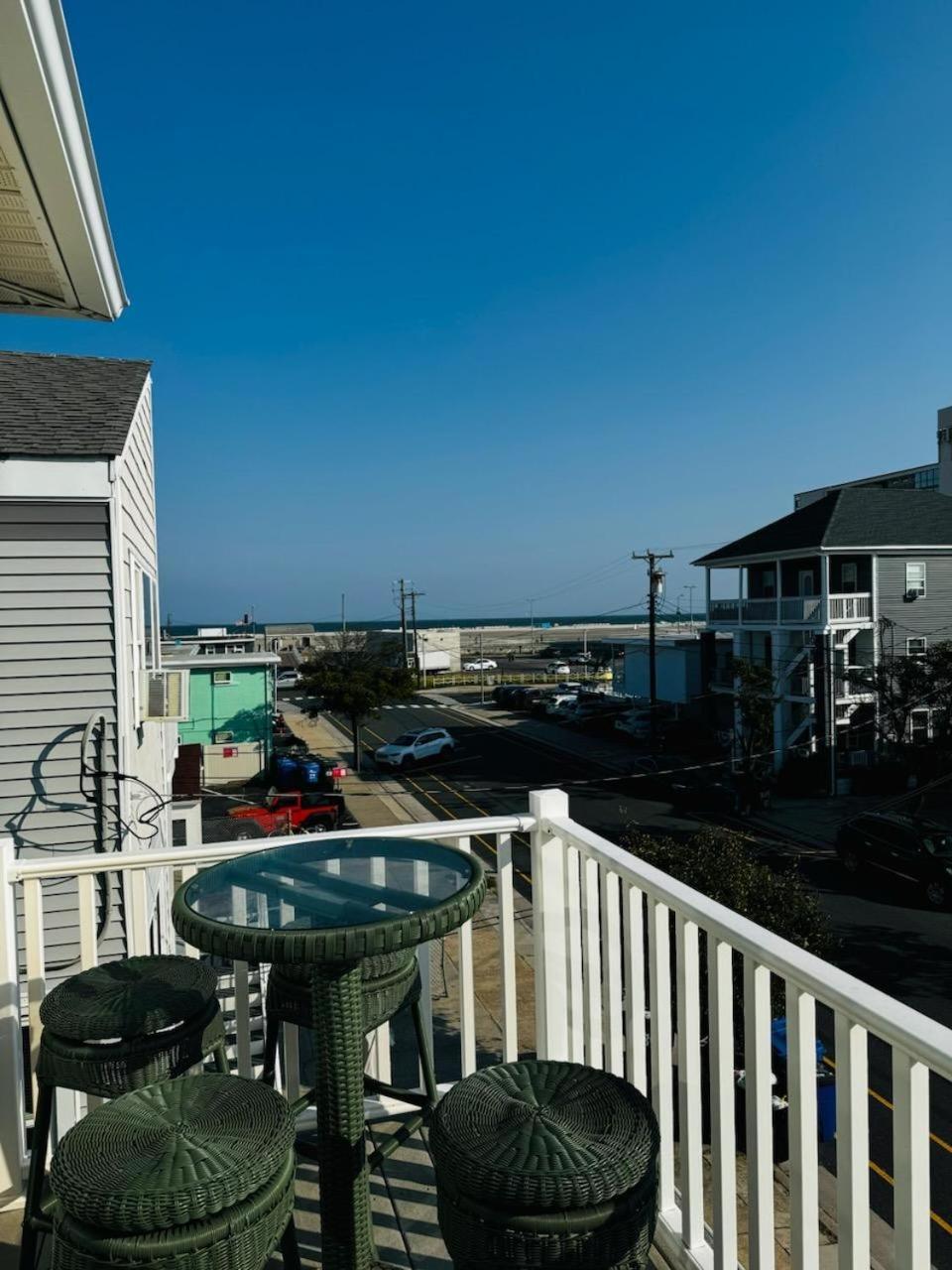 Family Friendly Block Ocean View 3 Bedroom 2 Ba, Near Crest And Convention Center *